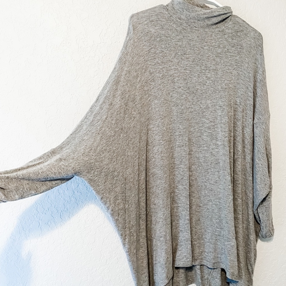 Gray “we the free by free people” tunic top